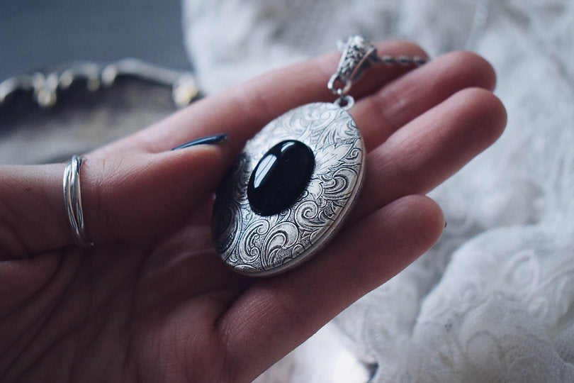 VINTAGE ORNATE LOCKET